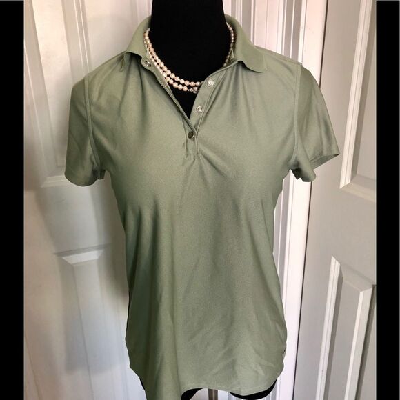 Like new Izod Golf shirt in medium - Picture 1 of 2